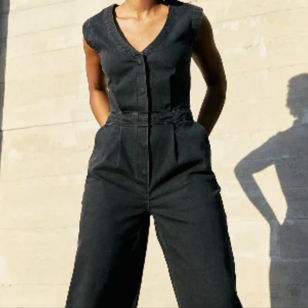 Duer Sleeveless V-Neck Jumpsuit
